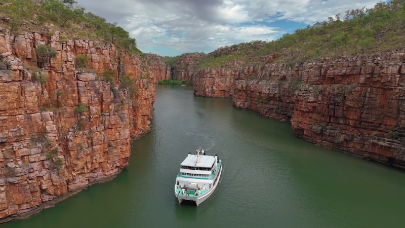 Eco Abrolhos navigates up river